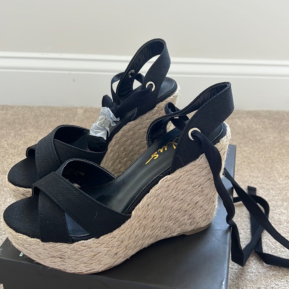 NEW Lulu black wedges!